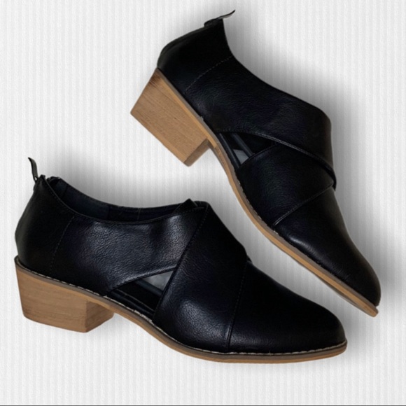 ⥈S O L D⥈ NEW CUTE Criss Cross Flats - Picture 3 of 7